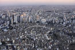 Image du Maroc Professionnelle de  Cette vue panoramique nous montre au premier plan une médina au maisons collées les unes aux autres, tandis que les espaces verts manquent cruellement. Ce monde grouillant contraste avec les buildings de l'arrière plan ce qui est regrettable, c'est que les espaces verts sont presque inexistant,  à Casablanca il n’ y a que le béton qui pousse, Lundi 12 Janvier 2009. (Photo / Abdeljalil Bounhar) 